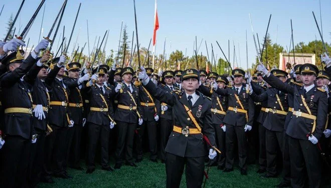 Kılıçlı yemin soruşturması: Teğmenler için karar günü yarın! Kara Harp Okulu’ndaki mezuniyet töreninde gerçekleşen kılıçlı yemin nedeniyle haklarında