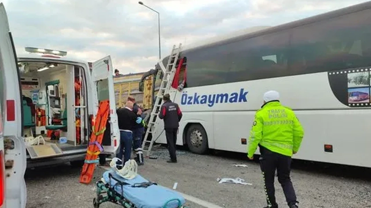 Yolcu otobüsü kaza yaptı: 2 ölü, 18 yaralı! Konya‘da sürücüsü henüz belirlenemeyen 42 APA 376 plakalı kamyon, Afyonkarahisar-Konya