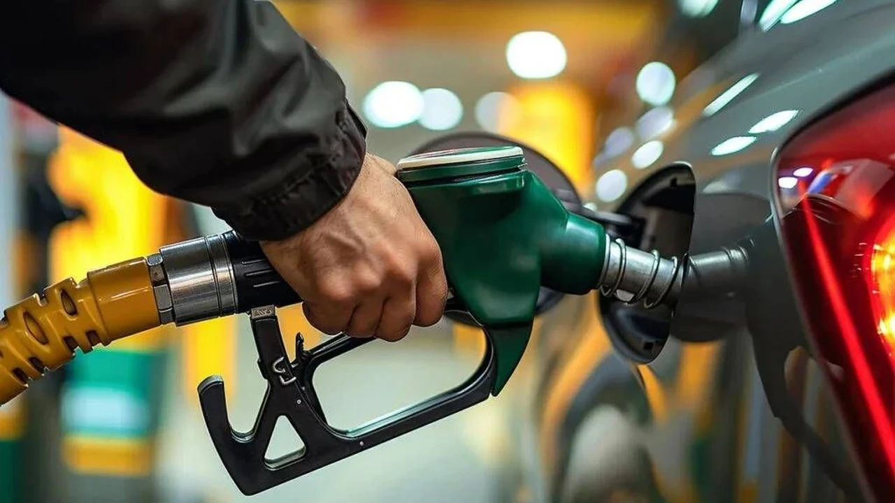 Araç sahipleri dikkat: Zam geliyor! Petrol fiyatları ve döviz kurundaki değişiklikler akaryakıt fiyatları üzerindeki etkisini