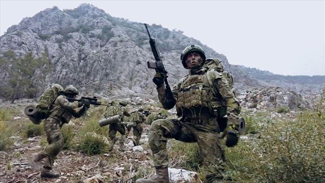 Irak ve Suriye’de 9 terörist etkisiz hale getirildi! Türk Silahlı Kuvvetleri‘nin sınır ötesi operasyonları devam ediyor. MSB’den yapılan