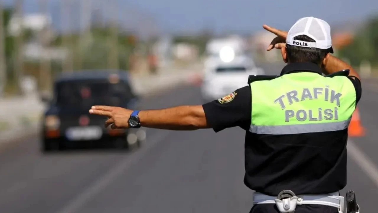 2025’in trafik cezaları belli oldu! İşte güncel fiyatlar Resmi Gazete‘de yayımlanan “Vergi Usul Kanunu Genel Tebliği“nde Hazine ve