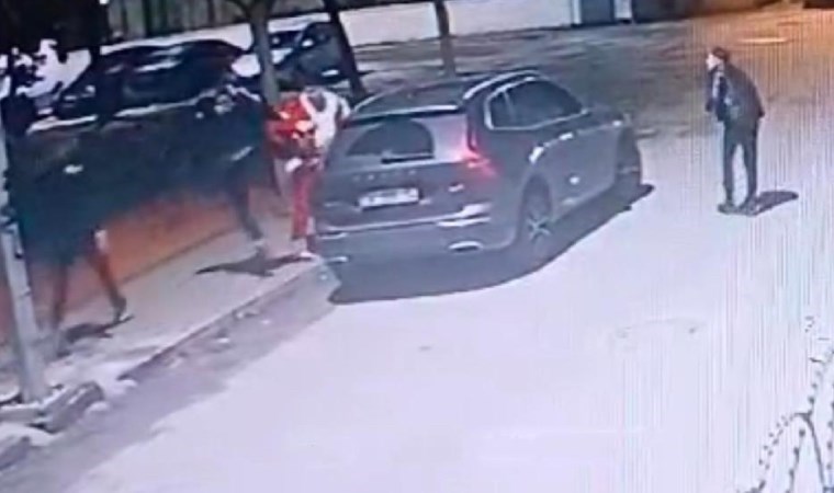 ‘Noel Baba’ kostümü ile dehşet saçtı! Olay, dün Serdivan ilçesi Arabacıalanı Mahallesi üzerinde meydana geldi. Edinilen