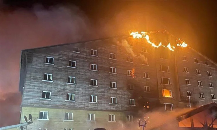 Bolu’daki yangın faciasında yeni gelişme! Yasak kaldırıldı Bolu Kartalkaya Kayak Merkezi’nde 238 kişinin konakladığı otelde çıkan yangın,