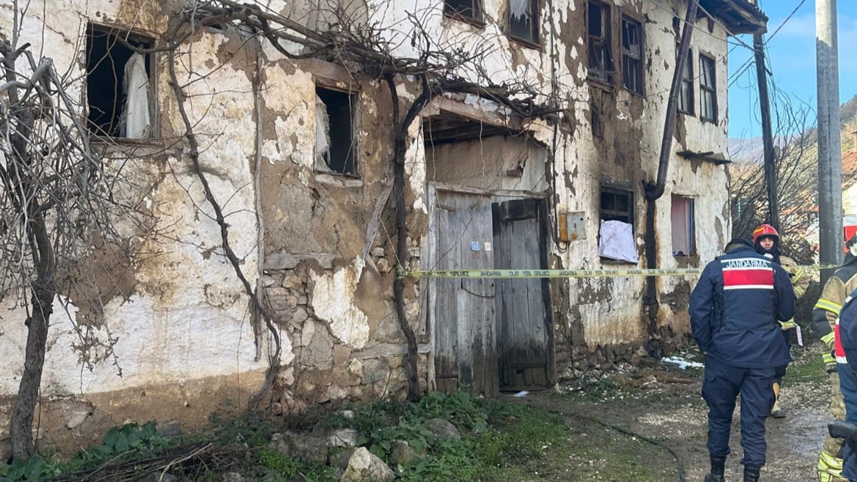 Bursa’da evde çıkan yangında 86 yaşındaki adam öldü! Alınan bilgiye göre, kırsal Burcun Mahallesi’ndeki Ahmet Papur’a ait evde