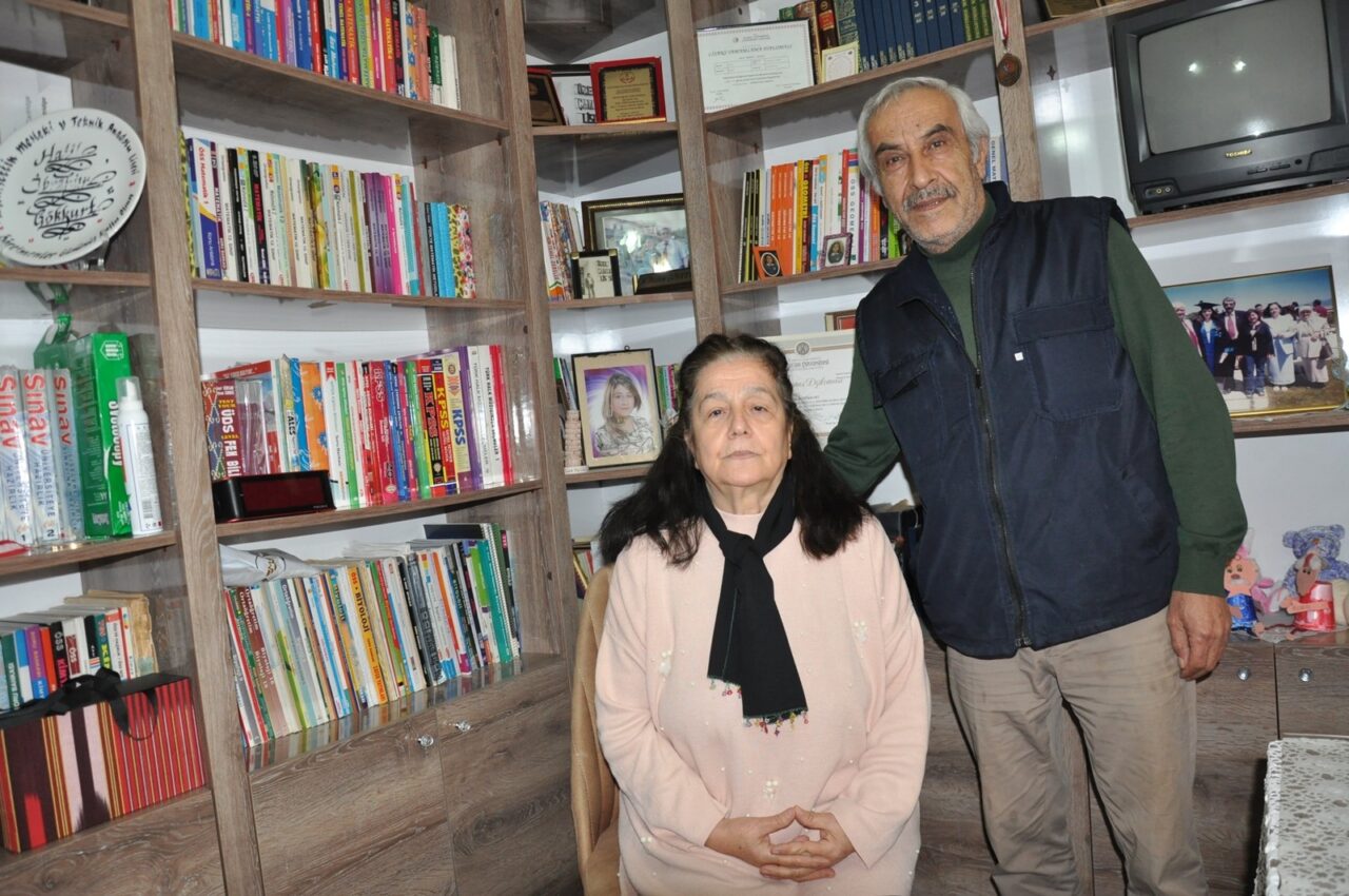 Bursalı emekli öğretmen, 10 yılda 3 üniversite bitirdi Mustafakemalpaşa Ayaz Mahallesi’nde yaşayan emekli fizik öğretmeni Nurcan Gökkurt (67),