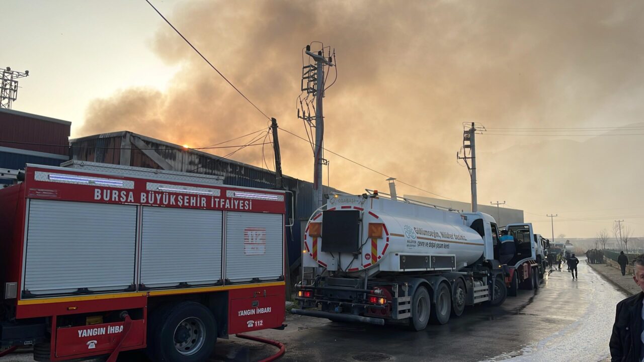 Yangın, saat 06.30 sıralarında merkez Yıldırım ilçesi Vakıfköy Mahallesindeki geri