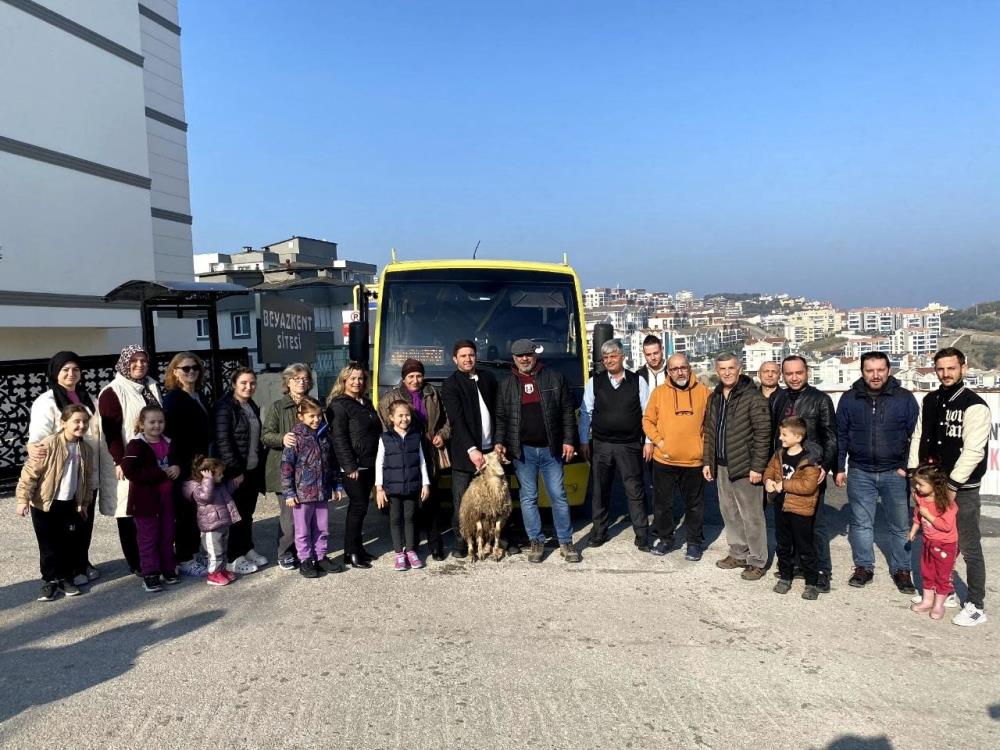 Bursa’da yeni otobüs seferi başlayınca muhtar koç kesti Uzun süredir büyük bir ulaşım sıkıntısı içinde olan Mudanya Halitpaşa’da