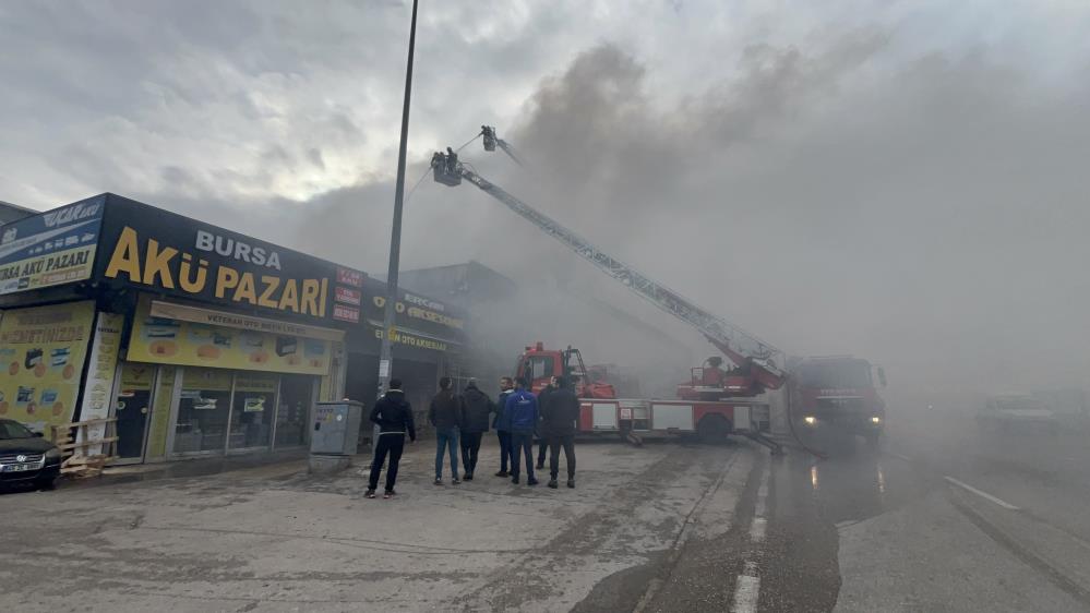 Bursa’da 2 iş yerini küle çeviren yangın kontrol altında! Bursa’nın Osmangazi ilçesi Kemerçeşme mevki İstanbul Yolu üzerinde bulunan bir