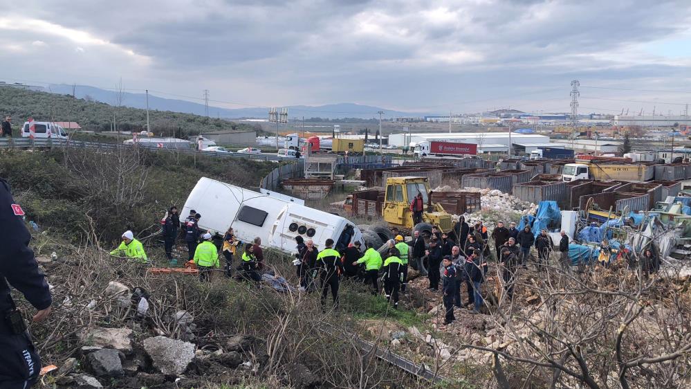Bursa’da işçi servisi devrildi: Çok sayıda yaralı var Olay, Bursa’nın Gemlik ilçesi Serbest Bölge girişinde meydana geldi. Edinilen