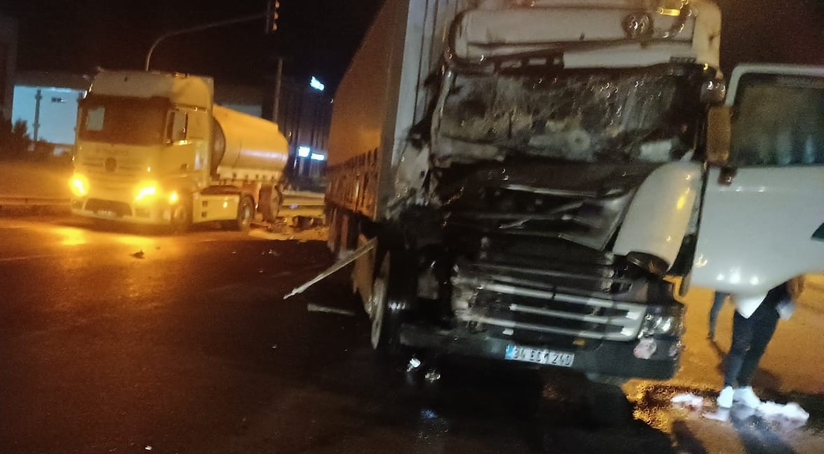 Bursa’da kontrolden çıkan TIR, ışık bekleyen tankere çarptı: 1 yaralı Kaza, saat 02.00 sıralarında Bursa-Ankara karayolu üzeri İnegöl girişinde meydana