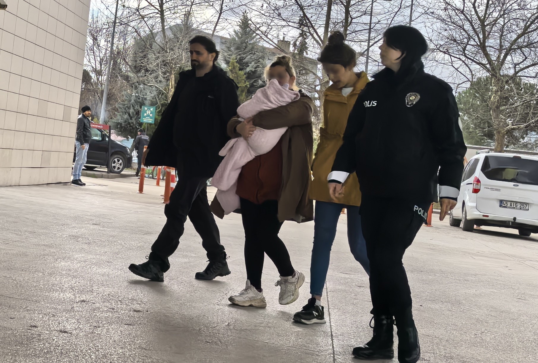 İnegöl’de site sakinleri tarafından yakalandılar Olay, İnegöl ilçesi Yeni Mahalle’deki bir sitede meydana geldi. Edinilen