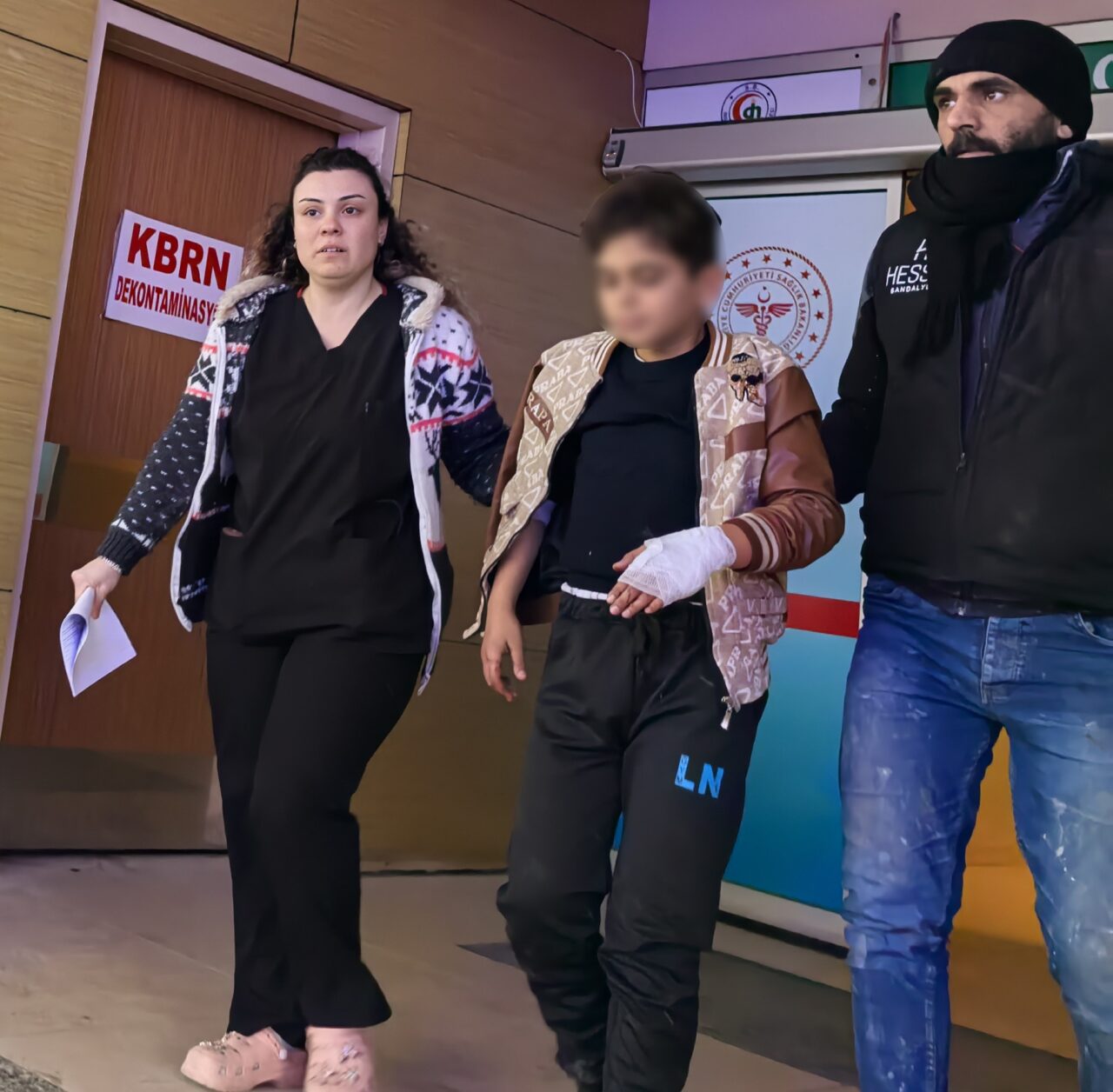 İnegöl’de okulun duvarına tırmanırken yaralandı Olay, saat 13.00 sıralarında İnegöl ilçesi Mesudiye Mahallesi’ndeki Yıldırım Bayezit