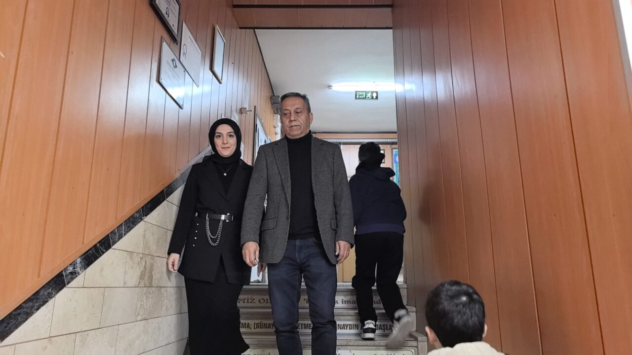 Bursa’da ilkokul öğretmeni ile aynı okulda mesai arkadaşı oldu 2005 ile 2010 yılları arasında Müşerref Muzaffer Samda İlkokulu’nda eğitimini