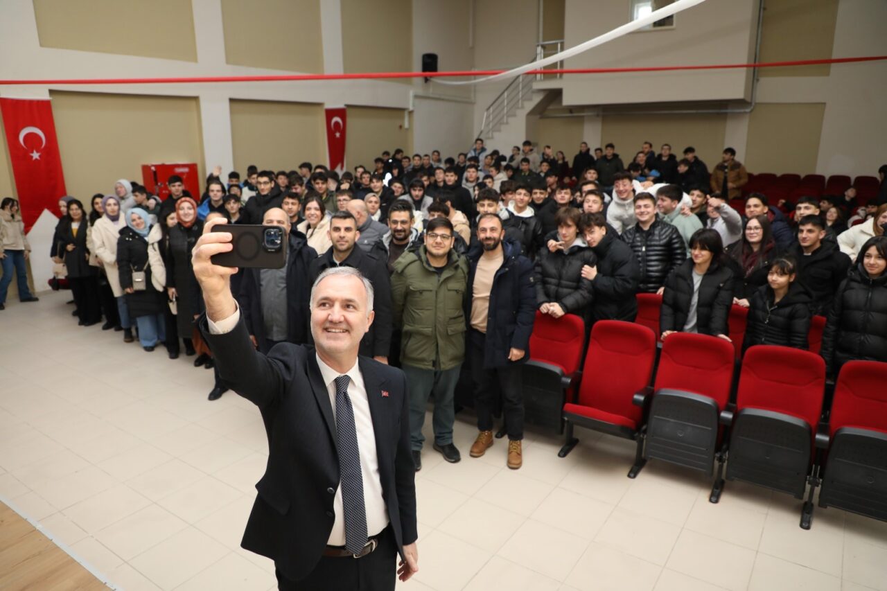 İnegöl Belediye Başkan Alper Taban: Bize icat çıkartın İnegöl Belediye Başkanı Alper Taban, gençlerin şehre dair fikir ve