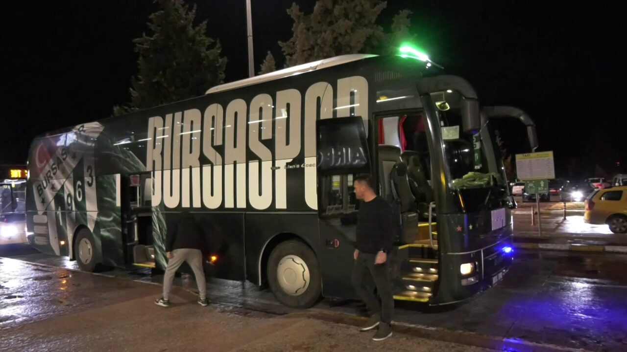 Bursasporlu taraftarlar takımı havaalanında karşıladı Bursa Yenişehir Havaalanına gelen futbolcular taraftarlar bağrına basarak hatıra fotoğrafı
