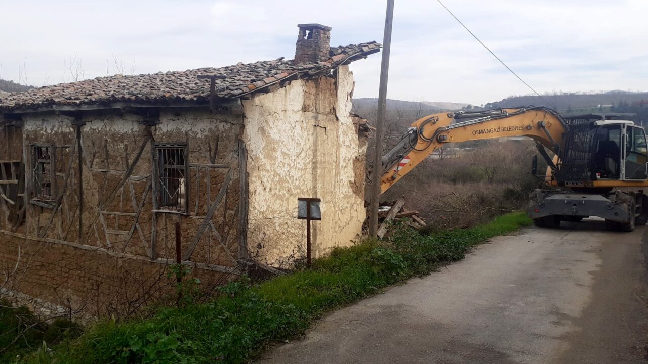 Metruk bina yıkımları hız kazandı Osmangazi Belediyesi, ilçe genelinde neredeyse her gün bir metruk binanın