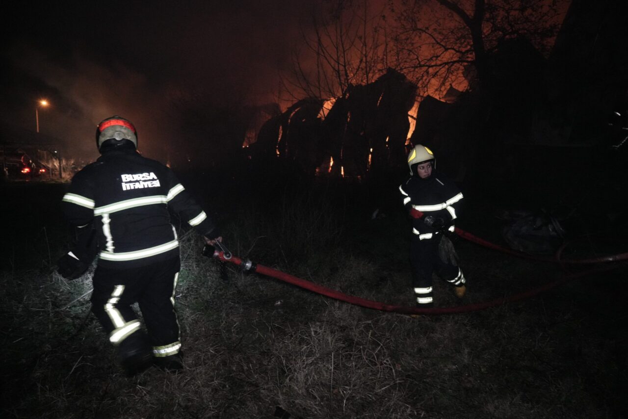 Bursa İtfaiyesi’nden, Ocak ayında bin 234 olaya müdahale Bursa’da 31 istasyonda 693 personel, 140 araçla hizmet veren Bursa