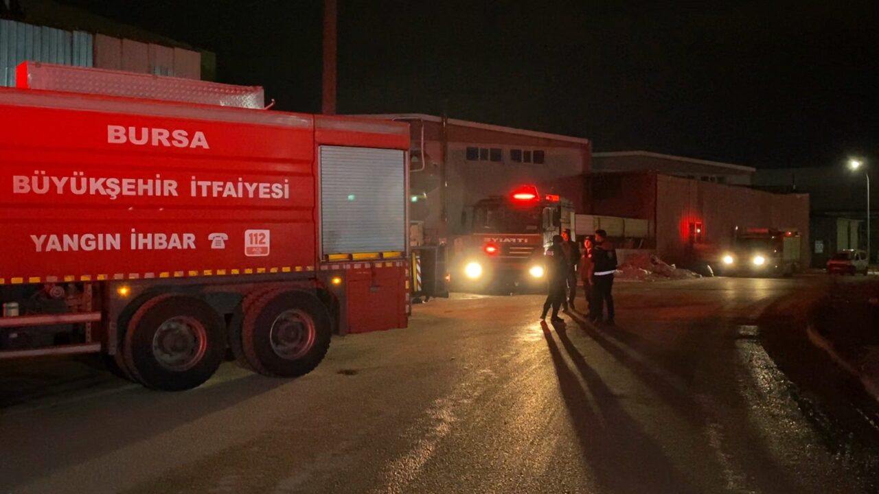 İnegöl’de tekstil fabrikasında 15 günde üçüncü yangın Yangın, 00.30 sıralarında İnegöl OSB 4. Cadde’de faaliyet gösteren bir