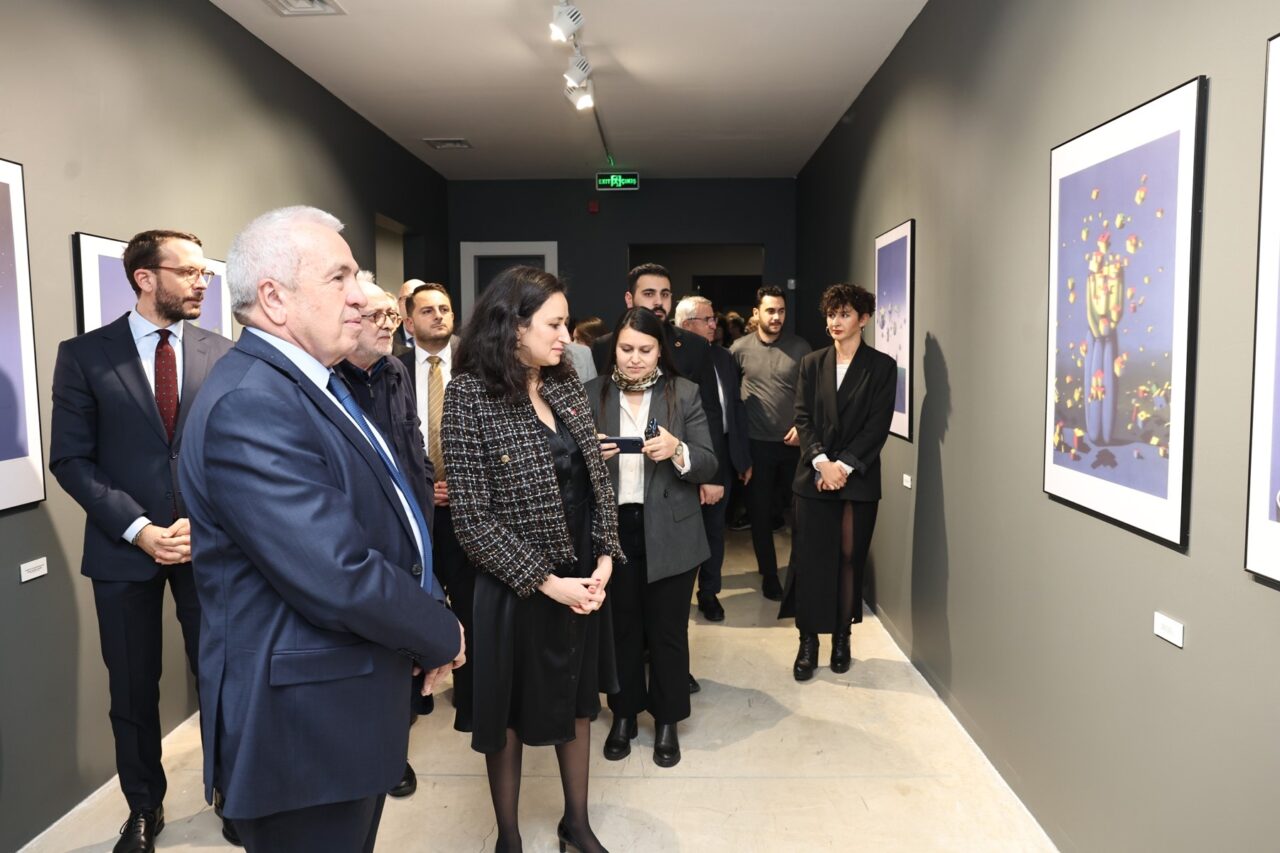 Nilüfer’de ‘Yerle Gök Arasında’ yolculuk Sanatçının kendine özgü mizahi bakış açısıyla ele aldığı eserleri, 16