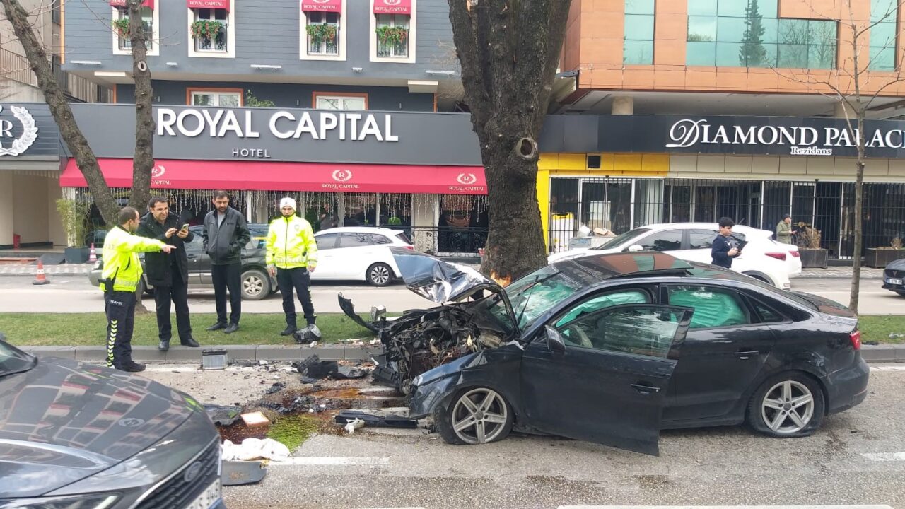 Çekirge Caddesi’nde kaza! Ağaca çarparak durabildi Kaza, Osmangazi ilçesi Çekirge Caddesi’nde meydana geldi. Cadde üzerinde 34
