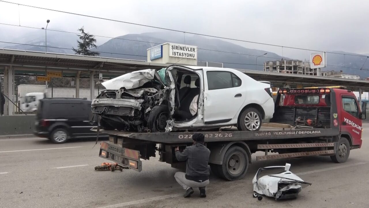 Bursa’da ölümlü kaza! Metro duvarına çarptı Ankara Yolu Caddesi’nde Olgun Öztaş yönetimindeki 07 MVJ 43 plakalı
