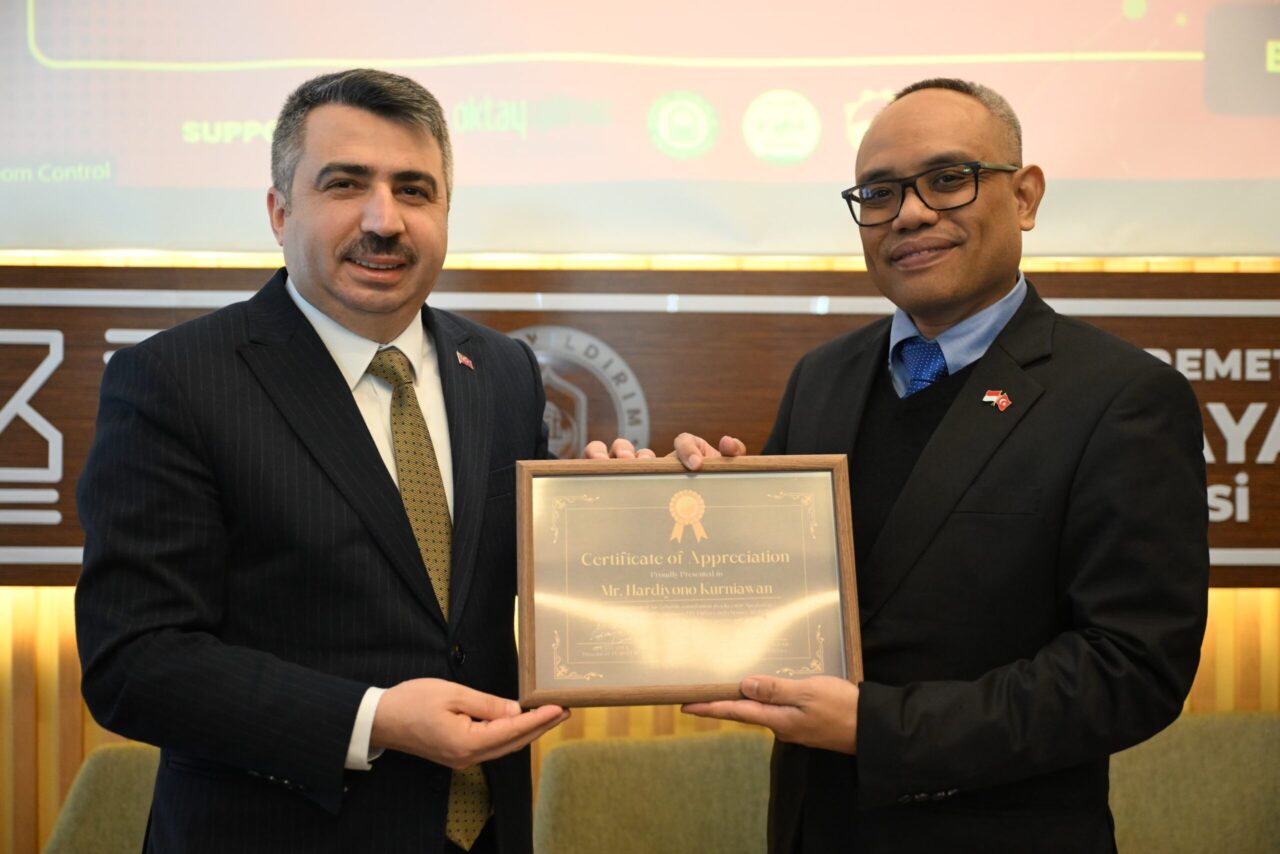 Yıldırım’da uluslararası öğrenci sempozyumu Mümine Şeremet Uyumayan Kütüphanesi’nde düzenlenen 3. Uluslararası Öğrenci Sempozyumu’na Uludağ