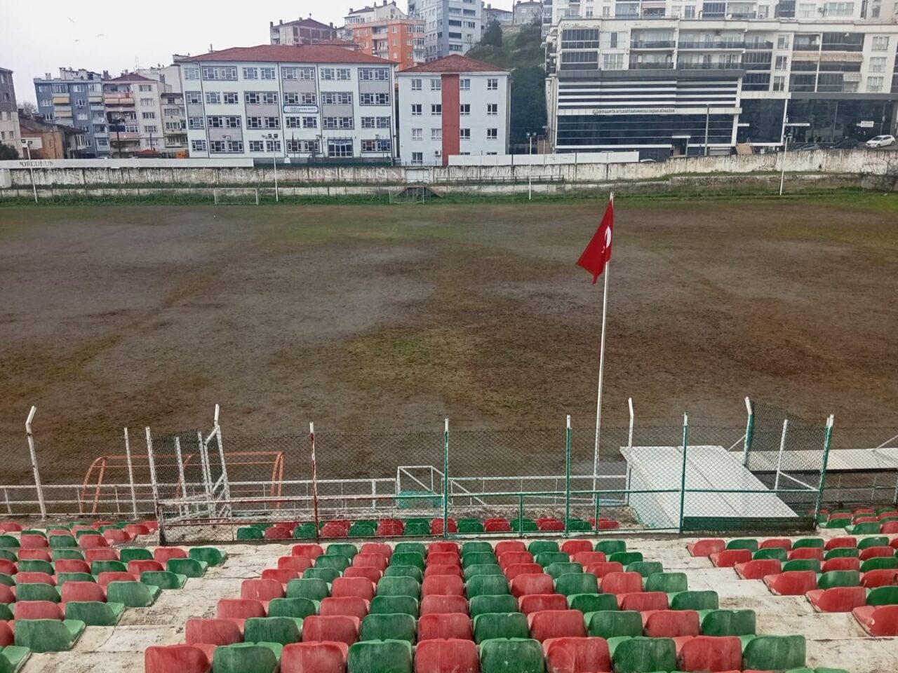 Mudanya’ya yeni stadyum müjdesi Bayrak, “Mudanya ilçe stadı için düğmeye basıldı. Mevcut stadyumu yıkarak