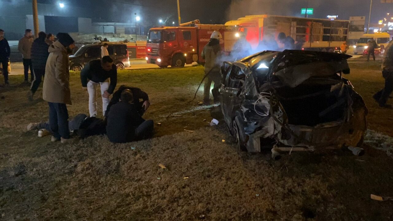 İnegöl’de gece yarısı kaza! 2 kişi yaralandı Kaza saat 22.30 sıralarında Bursa-Ankara karayolu üzeri Hikmet Şahin Köprülü