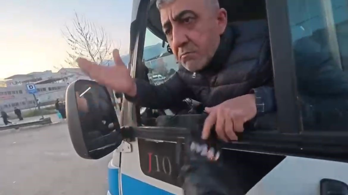 Bursa’da minibüs şoförü o cümleyi duyunca deliye döndü Artan tansiyon sonrası motosikletliye el kaldıran sürücü, daha sonra araçtan