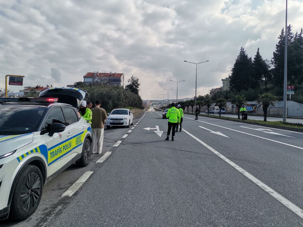 Mudanya’da hızlı sürücüler cezadan kaçamadı Denetimlerde cezai işlem uygulanan sürücülere aşırı hız yapmamaları konusunda sıkı