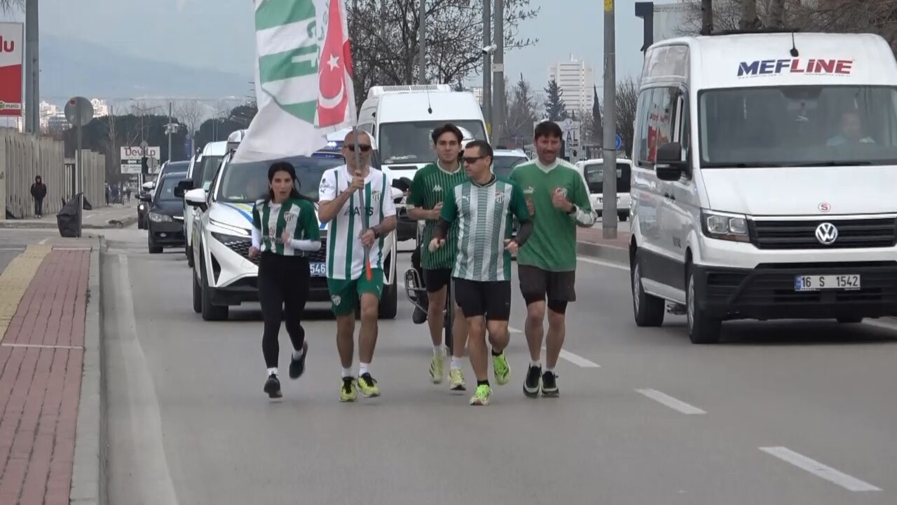 Sevgililer Günü’nde Bursaspor’a koştular Maraton koşucusu Yasin Avcı ve 4 sporcu, ‘Sevgiliye Koşuyoruz’ sloganıyla