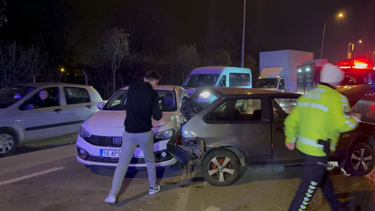 Yer: Bursa! Aracın direksiyon hakimiyeti kaybedince olanlar oldu Kaza, 01.00 sıralarında merkez Osmangazi ilçesi İzmir Yolu Caddesi Paşaçiftliği