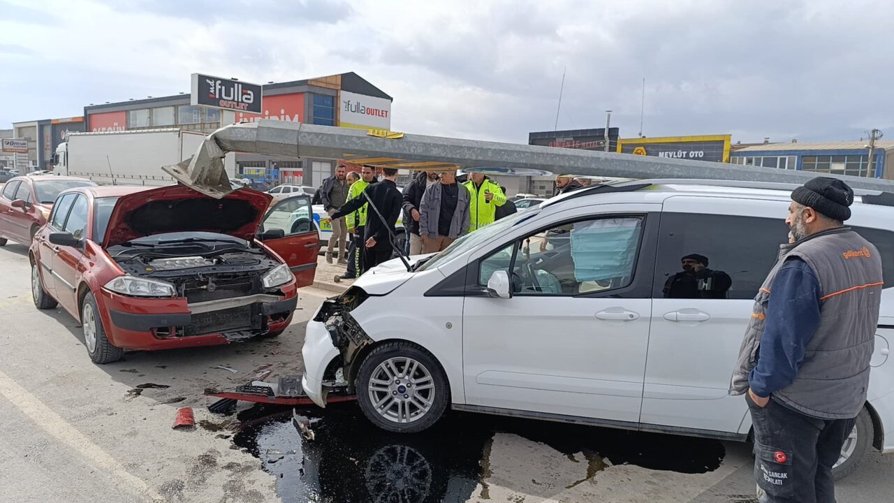 İnegöl’de kaza! Kırmızı ışıkta bekleyen araca çarptı Edinilen bilgiye göre, İnegöl Yenişehir yolu üzerinde Alanyurt istikametinden İnegöl