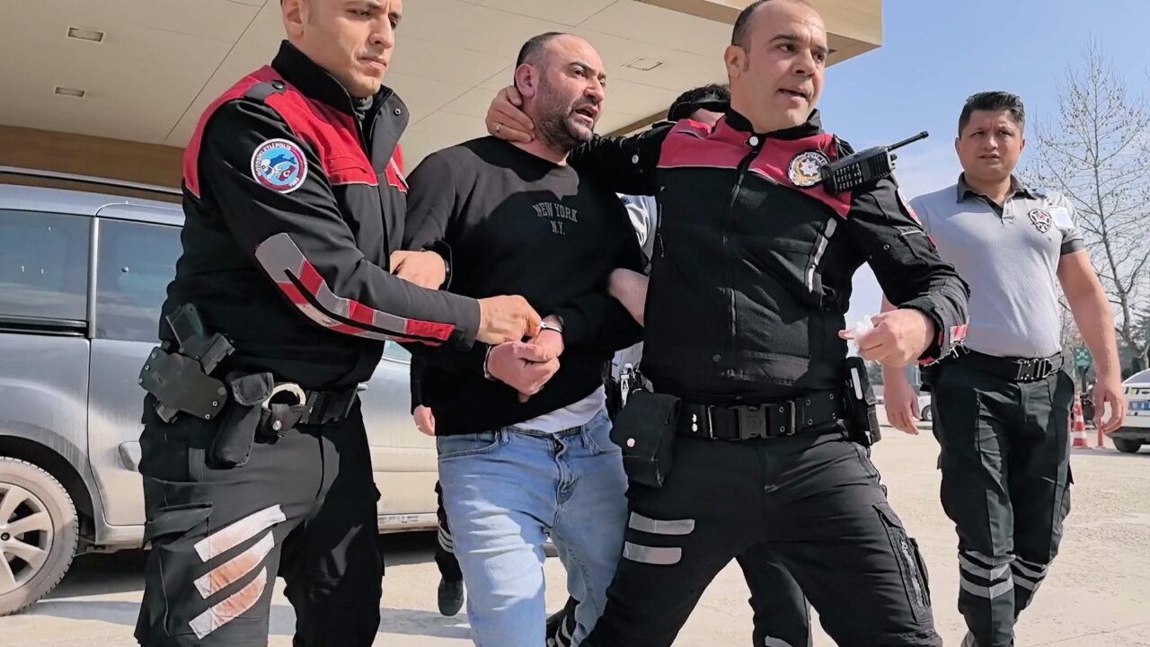 Yer: İnegöl! Polislere saldırınca etkisiz hale getirildi Olay, saat 13.00 sıralarında İnegöl Organize Sanayi Bölgesi 1. Cadde