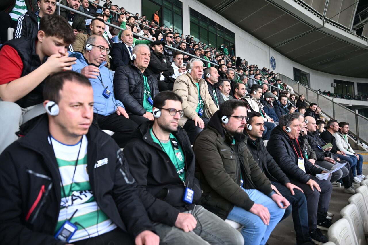 Bursaspor sevgisi engel tanımıyor Şampiyonluk yolunda emin adımlarla ilerleyen yeşil beyazlılar, Anadolu Üniversitesi’ni 4-1