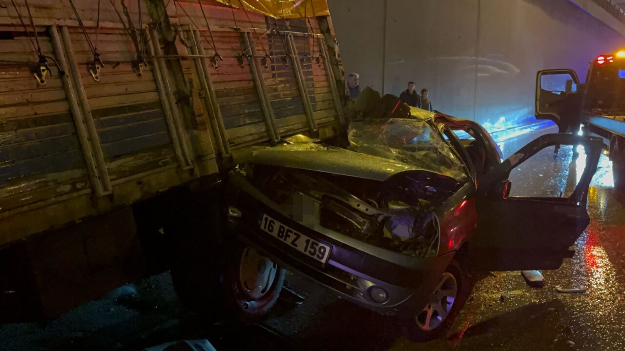 Bursa’da feci kaza! 1 ölü, 4 yaralı Kaza, saat 21.00 sıralarında merkez Yıldırım ilçesi Ankara Yolu Caddesi
