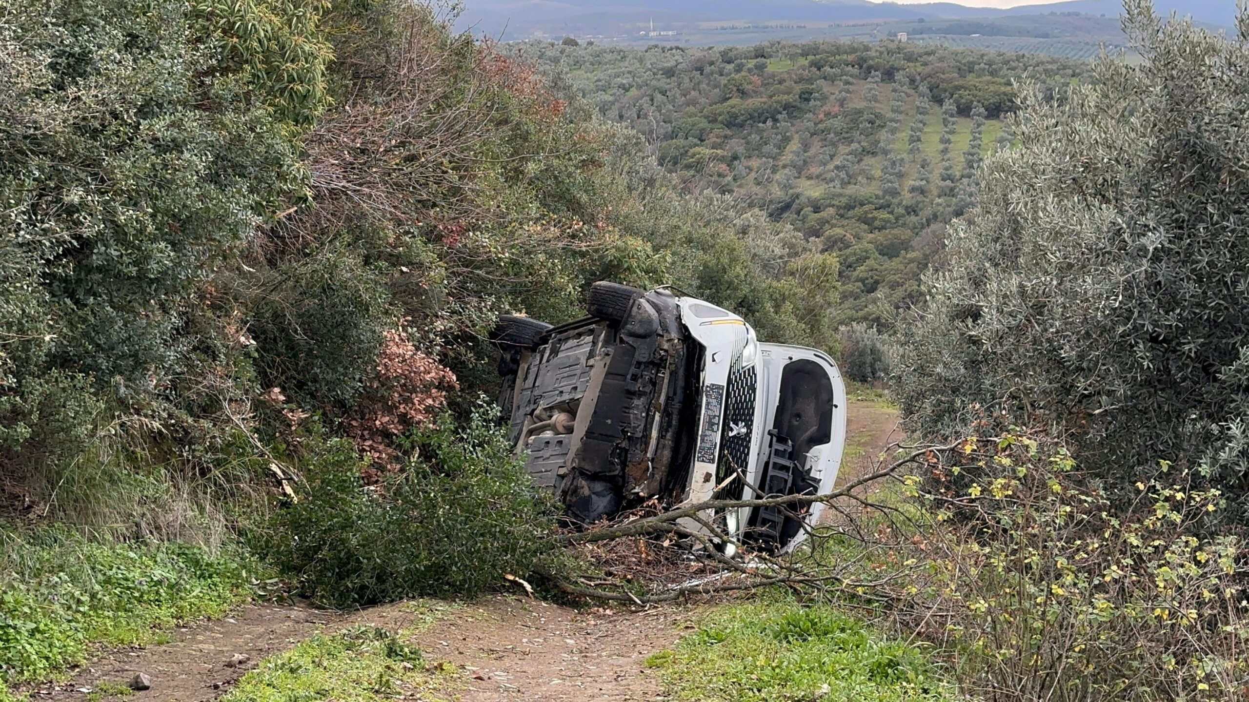 Yer: Bursa! Bu araçtan burnu bile kanamadan çıktı Yenişehir’den İznik’e seyir halinde olan Peugeot marka 16 ASL 307