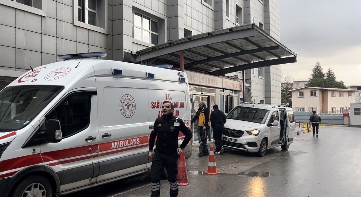 Bursa’da doğum günü kutlaması hastanede bitti! Olay, saat 13.00 sıralarında merkez Yıldırım ilçesi Arabayatağı Mahallesi’nde bulunan