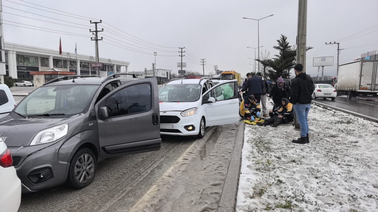 İnegöl’de zincirleme kaza: 4 yaralı Kaza, saat 13.00 sıralarında Bursa-Ankara karayolu üzeri İnegöl girişinde meydana