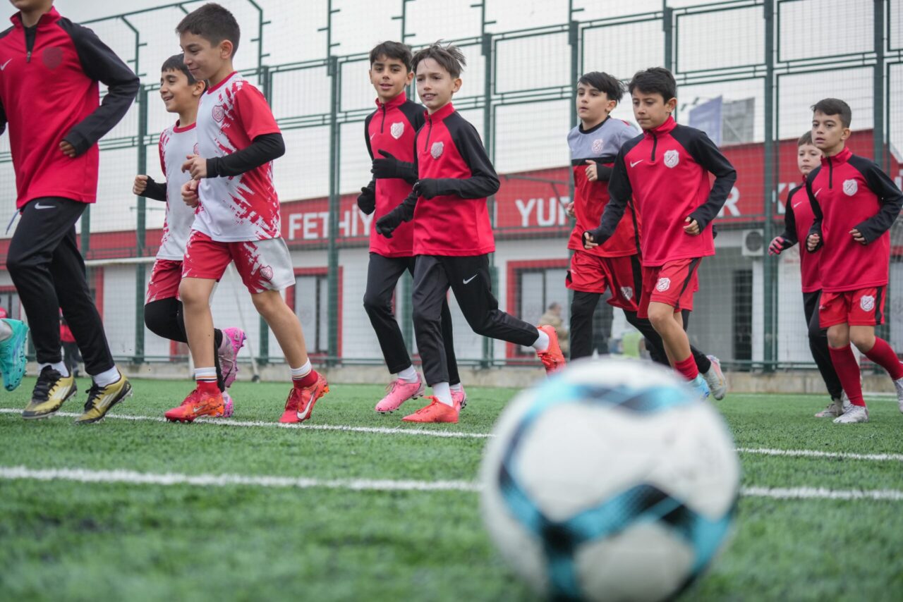 Bursa’da gelecek nesillerin temeli spor ile atılıyor Bursa’da 1973 yılında mahalle takımı olarak kurulan Fethiye İdman Yurdu,