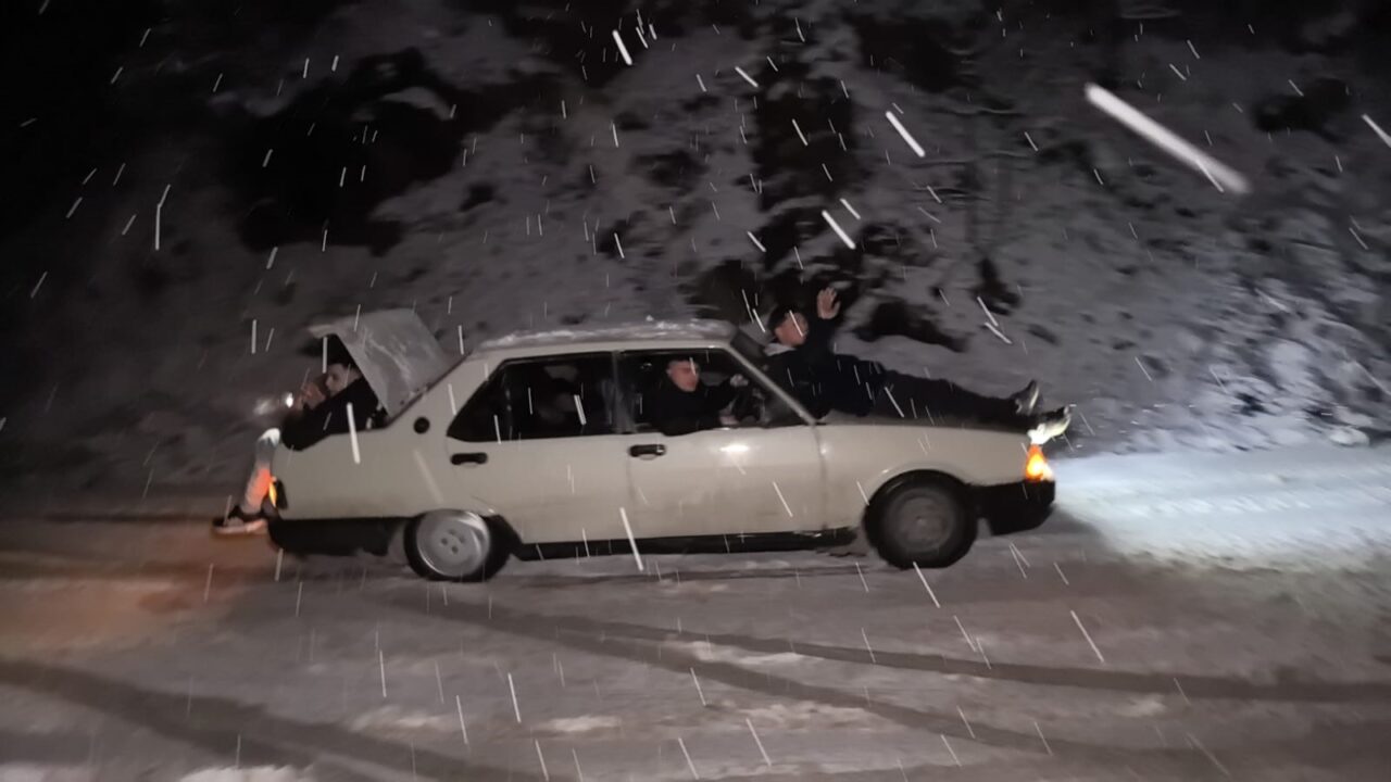 Görüntüler Bursa’dan! Kışlık lastikleri takmayınca… Görüntüler Bursa’dan! Kışlık lastikleri takmayınca… Olay İnegöl’ün kırsal Çayyaka mahallesine