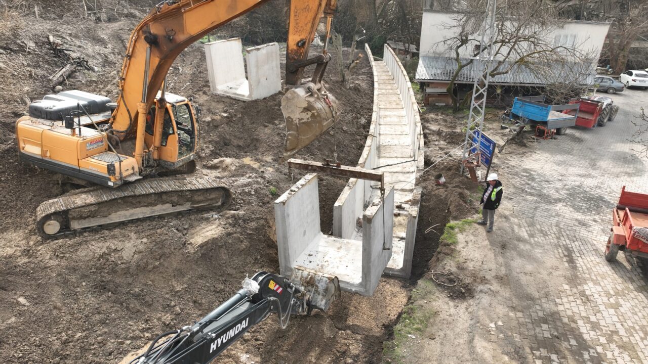 Gemlik’te altyapı ve üstyapı güçleniyor Bursa Büyükşehir Belediyesi, 17 ilçede altyapı çalışmalarını sürdürüyor. BUSKİ arıcılığıyla