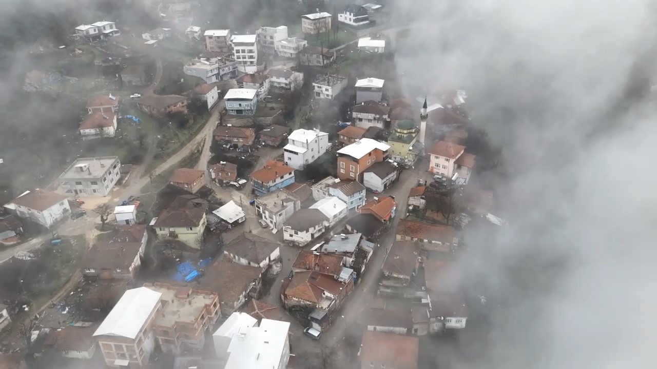 Bursa’daki bu köy adeta bulutların arasında Bursa’nın Osmangazi ilçesindeki yüksek rakımlı Gökçeören Mahallesi bulutların arasında eşsiz