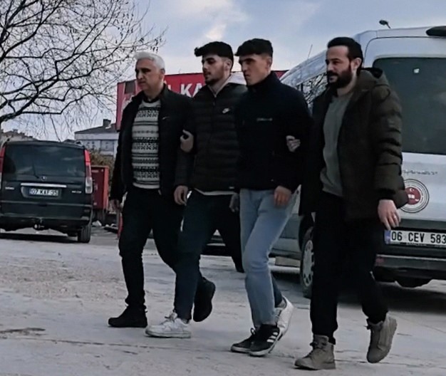 Bursa’da taciz şüphelisini alıkoyan 4 genç tutuklandı 2024 yılı Aralık ayında meydana gelen olayda 3 şahıs, Suriye