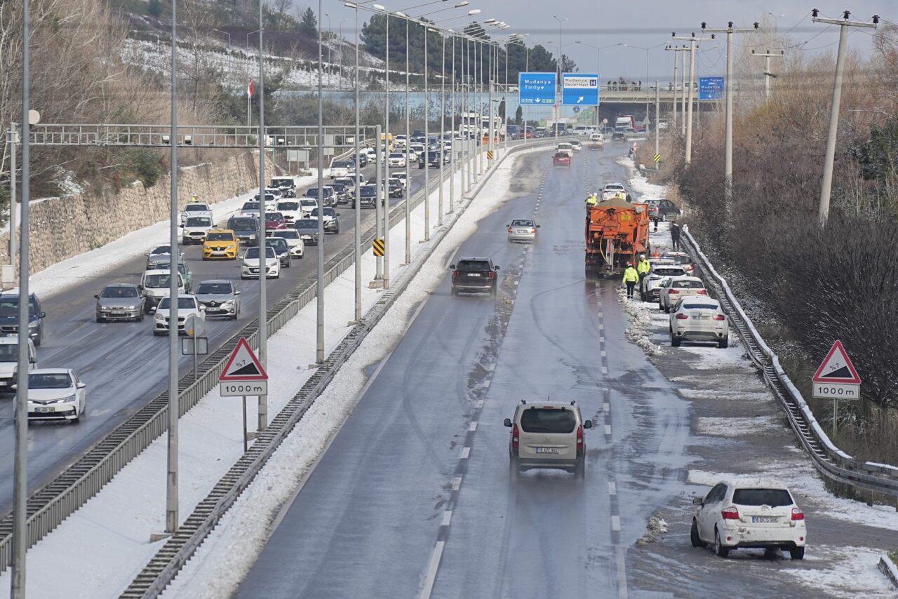 Bursa’da kardan kapanan Mudanya yolu açıldı Meteorolojinin uyarısının ardından beklenen kar yağışı, Bursa’da sabah saatlerinde etkisi