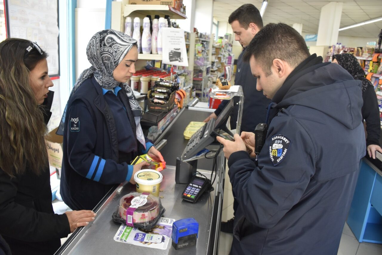 Karacabey’de market denetimleri sıklaştı Yapılan denetimlerde 26 markete idari işlem yapıldı ve son kullanma