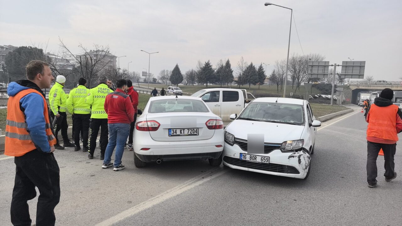 Bursa’da otomobiller çarpıştı: 2 yaralı Kaza, saat 13.30 sıralarında İnegöl ile Alanyurt’u bağlayan köprülü kavşakta