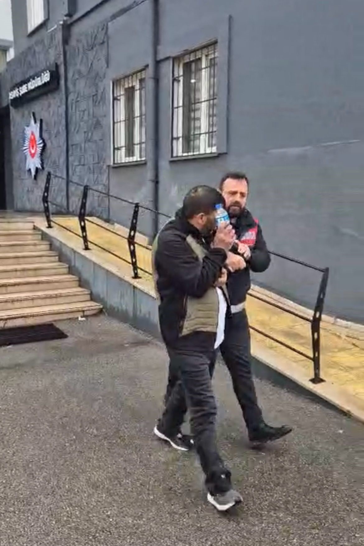 Bursa’da oto faresine operasyon: Çaldığı malzemelerle yakalandı Bursa’nın Osmangazi ilçesinde araçlarını park eden vatandaşların otomobillerine dadanan oto