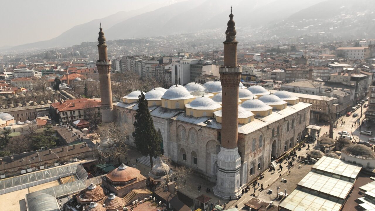 Ulu Cami’ye Ramazan mahyası asıldı Bu çerçevede Bursa İl Müftülüğünce ilk 15 gün için belirlenen