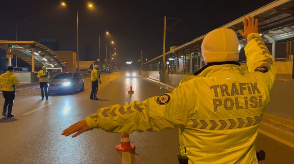 Yer: Bursa! Alkollü yakalanınca bakın nasıl benzetme yaptı… Araçtaki sürücünün arkadaşı ise, ekip otolarını görünce ‘Terör operasyonu gibi.